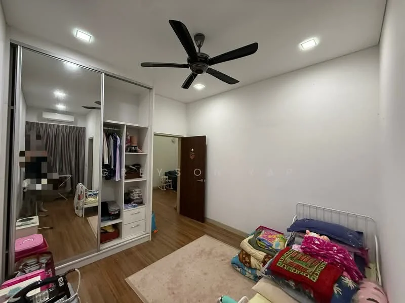 Bedroom features: wooden flooring, white painted walls, 5-blade ceiling fan with light, built-in wardrobe with sliding mirror doors, single bed with bedding, decorative pillows, area rug, window with curtains, door leading to hallway; style: modern.