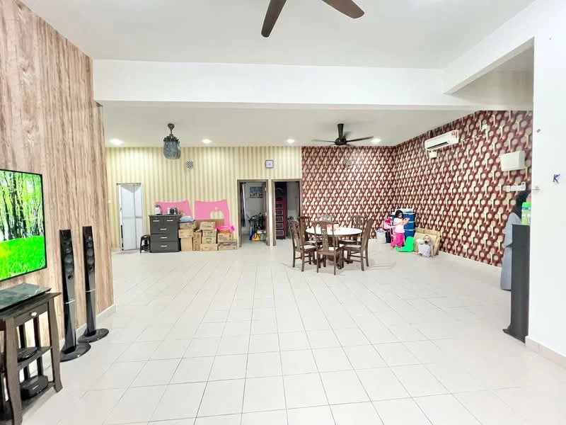 Living features: cream painted walls, wood panel accent wall, tile flooring, ceiling fan, wall-mounted air conditioning unit, dining table with chairs, TV console, freestanding TV, decorative wall with patterned wallpaper, open space layout, storage boxes, light fixtures; style: modern.