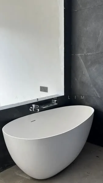 Bathroom features: freestanding bathtub, white bathtub, chrome faucet, black stone wall, white painted wall, minimalist design, concrete flooring; style: modern.