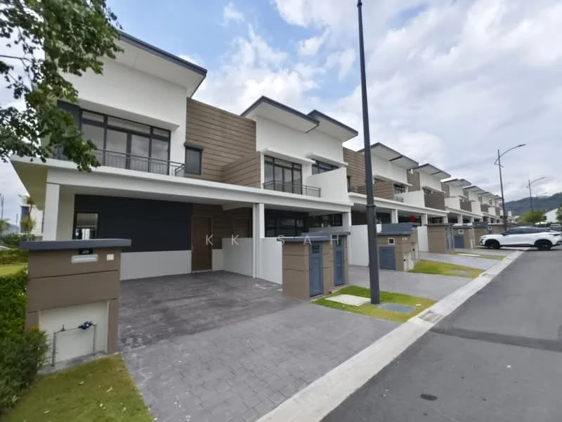 Exterior type: linked terrace house; features: two-storey building, cream painted facade, brown timber cladding, flat roof, paved driveway, manicured lawn, street lighting, front porch, garage space, sidewalk, landscaped garden; style: modern.
