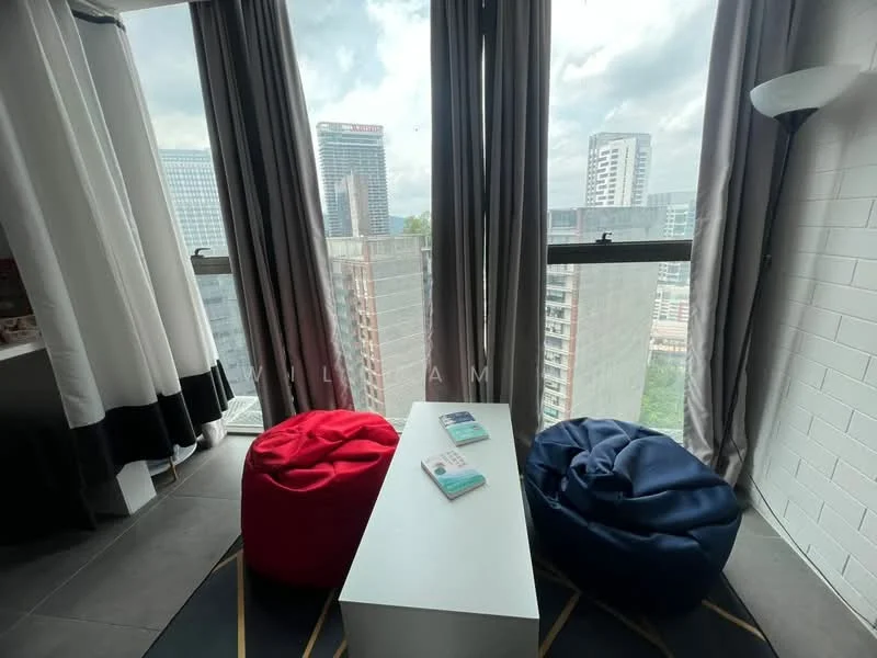 Living features: floor-to-ceiling windows, grey tiled flooring, white walls, black and white curtains, two bean bags in red and blue, white coffee table, city skyline view, decorative area rug; style: modern; view: city.