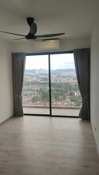 Living features: floor-to-ceiling sliding glass door, curtains, 5-blade ceiling fan, wall-mounted air conditioning unit, light-colored laminate flooring, neutral painted walls, balcony view, city skyline view; style: modern; view: city.