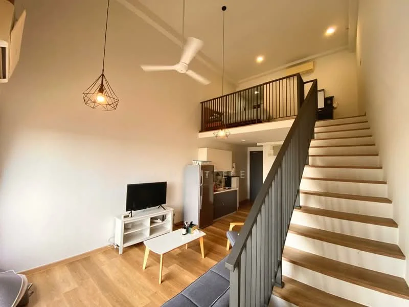 Living features: wooden flooring, 5-blade ceiling fan with light, wall-mounted TV, TV console, sofa in grey, coffee table, decorative pendant light, staircase with wooden steps, open-plan layout, air conditioning unit; style: modern.