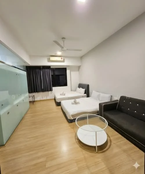 Bedroom features: two single beds with white bedding, sofa in dark grey fabric, ceiling fan, wall-mounted air conditioning unit, large window with black curtains, light wood laminate flooring, white painted walls, round coffee table in white, built-in wardrobe with frosted glass doors; style: modern.