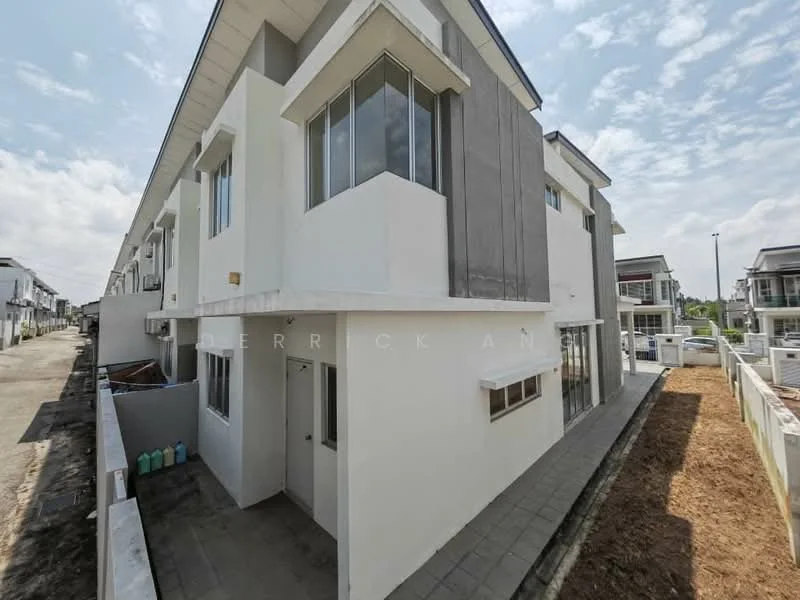 Exterior type: linked terrace house; features: white painted facade, grey accent wall, flat roof, two-storey, manicured lawn, paved walkway, windows with glass panes, side entrance, surrounded by other linked terrace houses; style: modern.