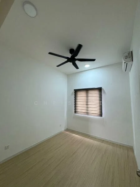 Room features: white painted walls, laminate flooring, 5-blade ceiling fan, recessed downlights, window with blinds, wall-mounted split AC.