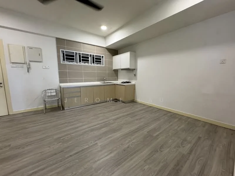 Kitchen features: laminate flooring, white painted walls, grey tiled backsplash, single-bowl stainless-steel sink, chrome pull-down faucet, built-in kitchen cabinets, gas hob, exhaust hood, window with grille, recessed ceiling lights; style: modern.
