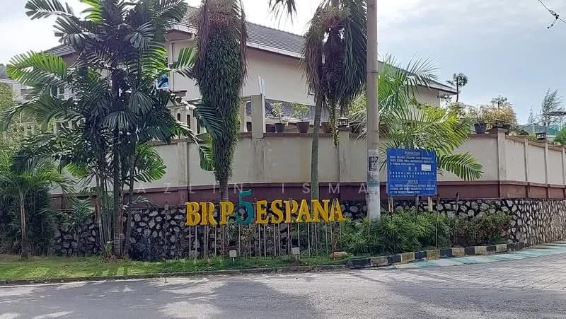 Exterior features: landscaped garden with palm trees, stone wall, signage with 'BIRP ESPANIA', paved driveway, surrounding greenery, fenced perimeter; style: modern.
