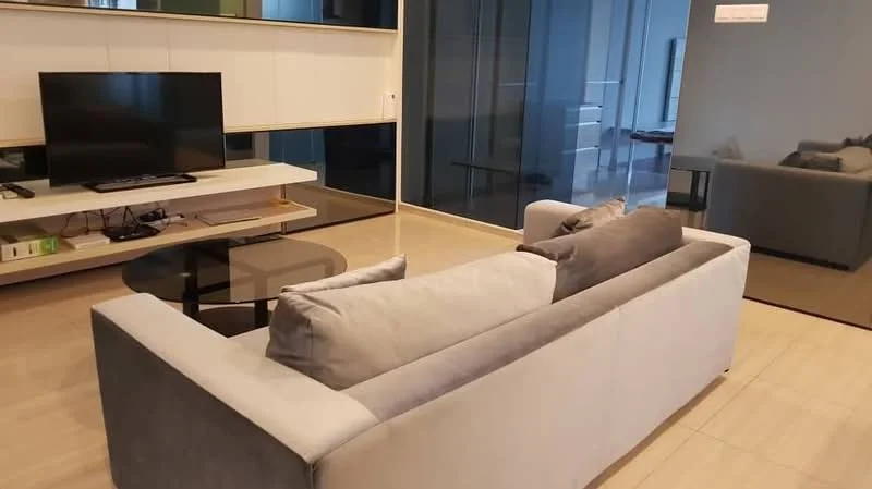 Living features: 3-seater fabric sofa in grey and beige, glass coffee table, wall-mounted TV, TV console, light-coloured wall, floor-to-ceiling windows, wooden flooring, decorative mirror, neutral colour scheme, open layout; style: modern.