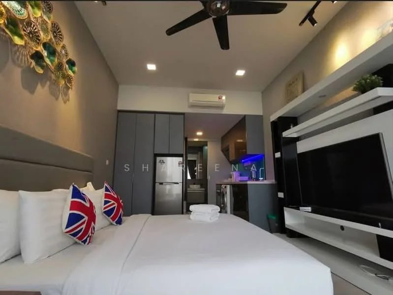 Bedroom features: queen-size bed with white bedding, upholstered headboard, 2 decorative pillows with Union Jack pattern, wall-mounted TV, white entertainment unit, built-in wardrobe with sliding doors, ceiling fan, recessed lighting, grey accent wall, wooden flooring, mini fridge, open shelving, decorative wall art; style: modern.