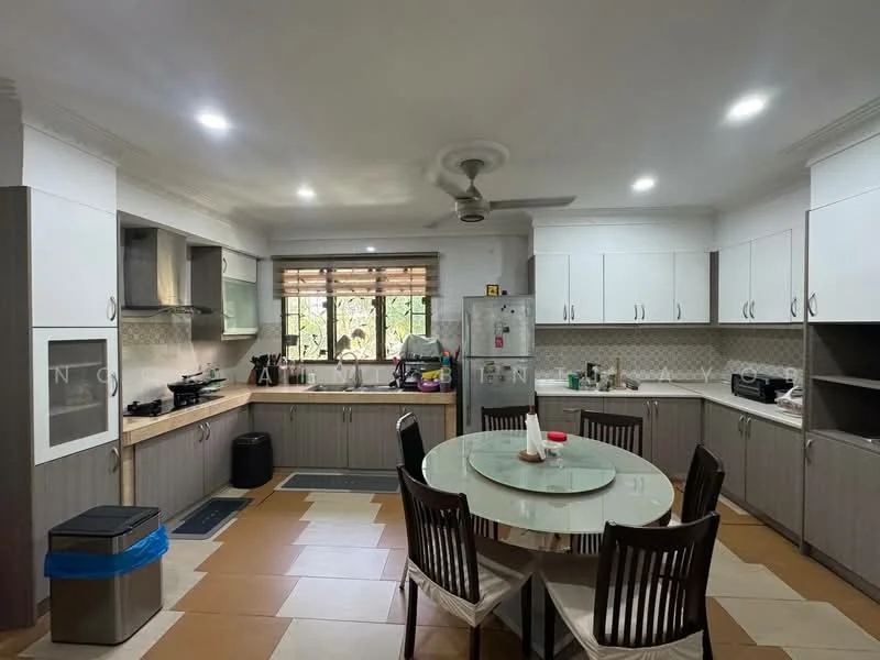 Kitchen features: L-shaped kitchen layout, grey laminate cabinetry, white upper cabinets, stainless-steel sink, chrome pull-down faucet, built-in oven, freestanding range oven, refrigerator, microwave, ceramic tile backsplash, countertop with wood finish, dining table with round glass top, 4 wooden dining chairs, ceiling fan, window with wooden blinds; style: modern; view: garden.