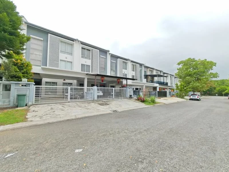 Exterior type: linked terrace house; features: modern facade with horizontal slats, white painted facade, two-storey structure, balconies on upper floors, manicured landscaping, paved driveway, front garden area, visible parking spaces, surrounded by greenery, street view with no visible obstructions; style: modern.