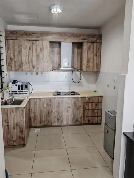 Kitchen features: wood cabinetry with a natural finish, white countertop, stainless-steel range hood, 4-burner gas hob, built-in microwave, fridge, ceramic tile flooring, white tiled backsplash, single-bowl stainless-steel sink, window with horizontal slats, recessed ceiling lights; style: modern.