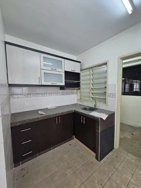 Kitchen features: laminate cabinetry in dark brown, white upper cabinets with glass fronts, grey granite countertop, single-bowl stainless-steel sink, chrome pull-down faucet, ceramic tile backsplash, tile flooring, window with horizontal slats, fluorescent ceiling light; style: modern.