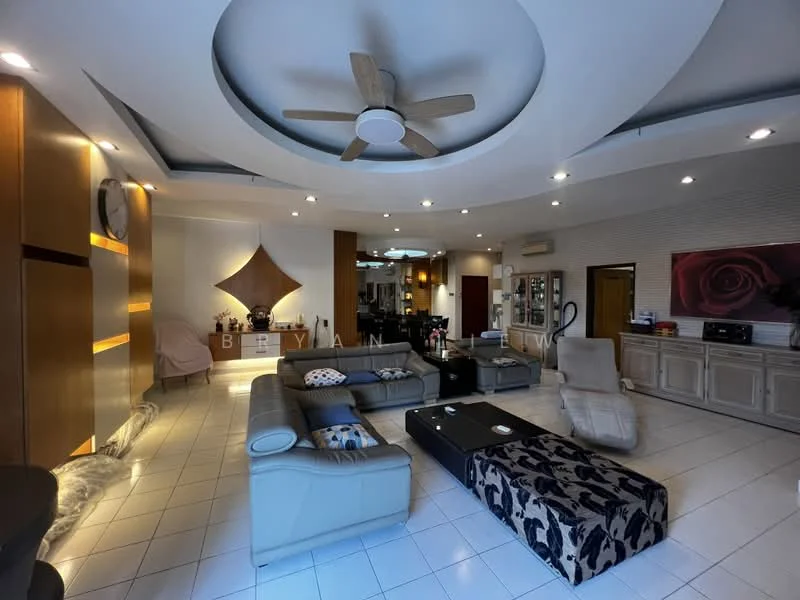 Living features: cream leather sofa, 3-seater sofa, 2-seater sofa, coffee table, area rug with geometric pattern, ceiling fan with 5 blades, recessed downlights, tray ceiling, wall-mounted TV, decorative wall with wood paneling, built-in cabinetry, large windows, wall clock; style: modern.