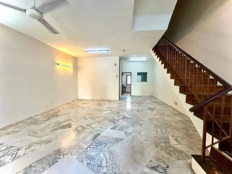 Living features: marble flooring, white painted walls, ceiling fan, staircase with wooden railing, recessed lighting, large windows, open layout, natural light; style: modern.