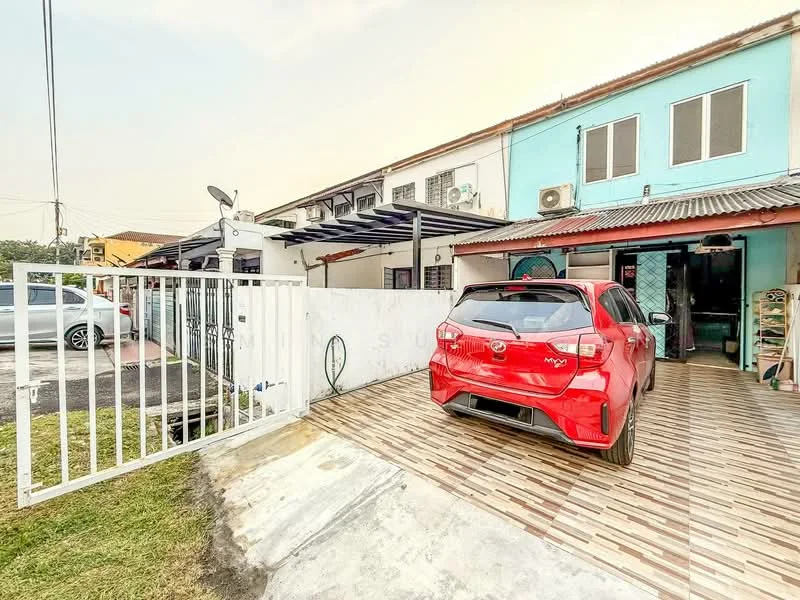 Exterior type: linked terrace house; features: white painted facade, blue painted facade, metal roof, paved driveway, fenced front yard, car porch, satellite dish, air conditioning units visible, outdoor awning, manicured lawn; style: modern.