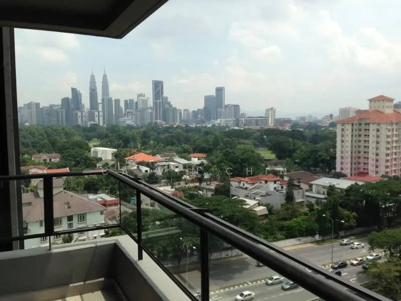 Room style: modern; view: city.