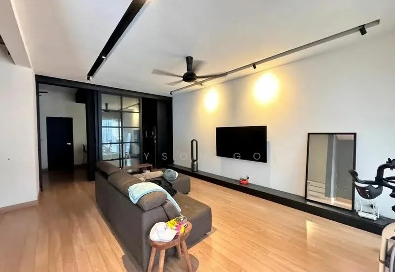Living features: wooden flooring, 5-blade ceiling fan, wall-mounted TV, large mirror, sofa in grey fabric, coffee table, track lighting, glass sliding doors, decorative wall panel, open layout; style: modern.