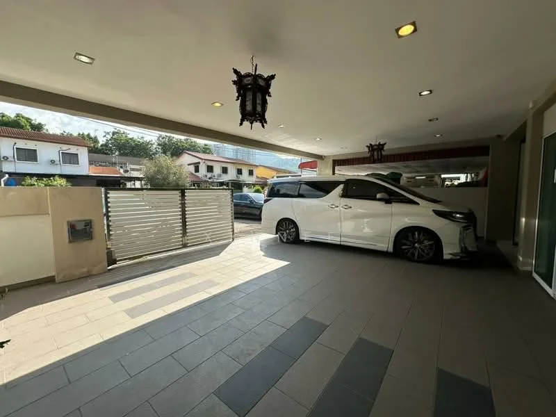 Exterior type: car porch; features: paved flooring, white painted walls, overhead lighting, automatic gate, single-storey car porch, surrounded by greenery, adjacent to residential street; style: modern.