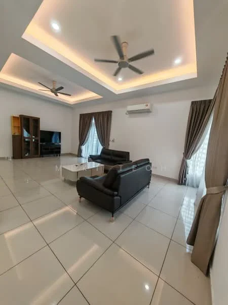 Living features: white painted walls, polished ceramic tile flooring, tray ceiling with recessed lighting, 2-blade ceiling fans, sofa in black leather, coffee table, TV console, wall-mounted TV, floor-to-ceiling windows with sheer curtains, curtains in beige, air conditioning unit; style: modern.