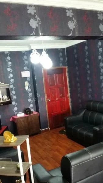 Living features: dark floral wallpaper, wooden flooring, black leather sofa, coffee table, hanging light fixture with multiple bulbs, red front door, decorative wall shelf, side table with tablecloth; style: traditional.