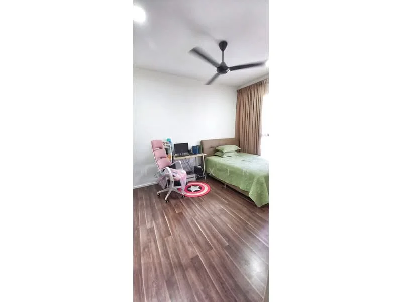 Bedroom features: single bed with green bedding, wooden flooring, ceiling fan, desk with computer setup, pink office chair, curtains, wall-mounted light, decorative rug; style: modern.