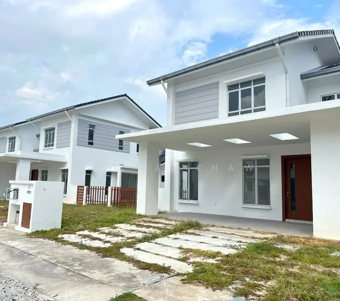 Exterior type: semi-detached house; features: white painted facade, grey accent wall, flat roof, approximately 2-storey, manicured lawn, stone-paved driveway, front porch with overhang, large windows, double-volume main entrance, surrounded by greenery; style: modern.