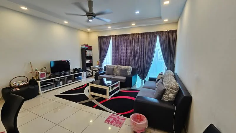 Living features: 5-blade ceiling fan with light, sofa in black leather, 3-seater fabric sofa in grey, coffee table with glass top, TV console in white, wall-mounted TV, area rug with geometric pattern, curtains in dark brown, floor-to-ceiling windows, white painted walls, polished tile flooring; style: modern.