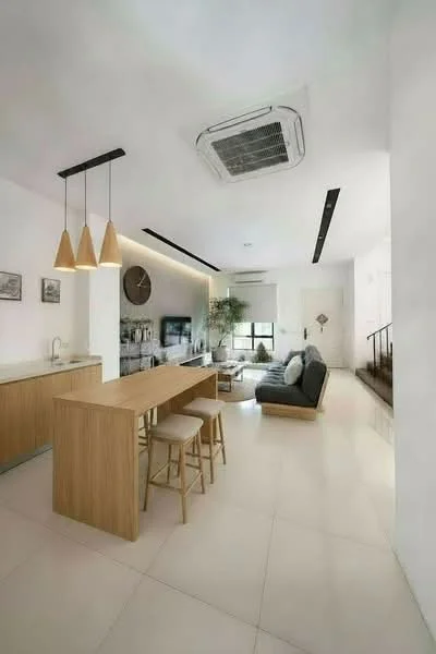 Living features: white painted walls, polished tile flooring, 5-blade ceiling fan with integrated LED light, recessed downlights, sofa in grey fabric, wooden dining table with 3 stools, wall-mounted TV, decorative wall clock, large window with view, air conditioning unit, open shelving, kitchenette with countertop; style: modern.