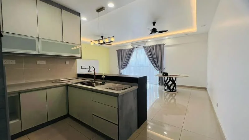 Kitchen features: L-shaped kitchen layout, grey cabinetry with glass upper cabinets, black countertop, single-bowl stainless-steel sink, chrome pull-down faucet, built-in stove, tile backsplash, recessed downlights, wall-mounted split AC; style: modern. Dining features: round dining table, 4 dining chairs, ceiling fan with light, curtains, large windows, tile flooring; style: modern.