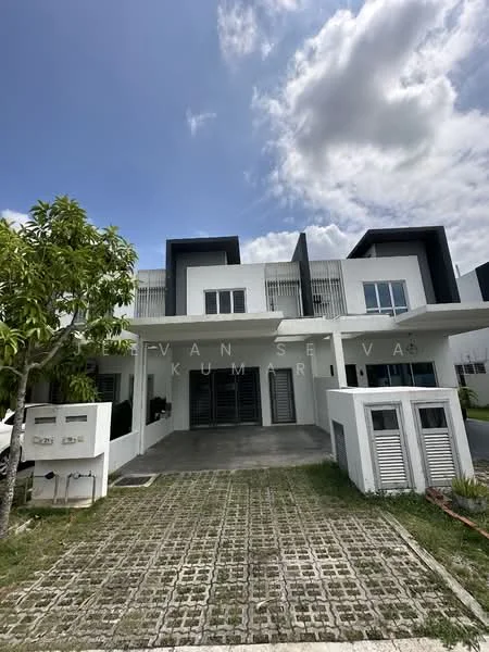 Exterior type: linked terrace house; features: white painted facade, flat roof, two-storey building, manicured lawn, paved driveway, garage with sliding doors, balconies on upper floor, modern architectural design, surrounded by greenery, visible parking area; style: modern.