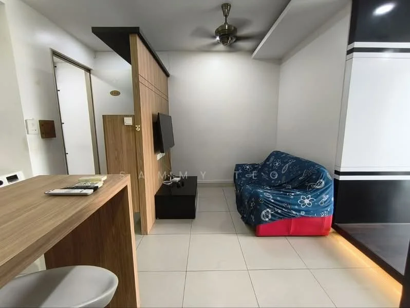 Living features: sofa in blue fabric with floral pattern, wall-mounted TV, wooden TV console, light-colored tiled flooring, ceiling fan, white painted walls, open shelving, bar counter with stools; style: modern.