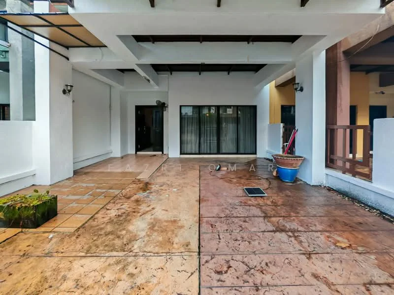 Exterior type: linked terrace house; features: concrete flooring, covered patio area, white painted walls, sliding glass door, outdoor lighting fixtures, planter box, textured stone paving, open space layout; style: modern.