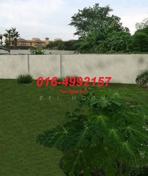 Exterior type: landscape garden; features: manicured lawn, tropical landscaping, mature trees, fenced perimeter, green shrubs, open space, garden area; style: tropical-modern.