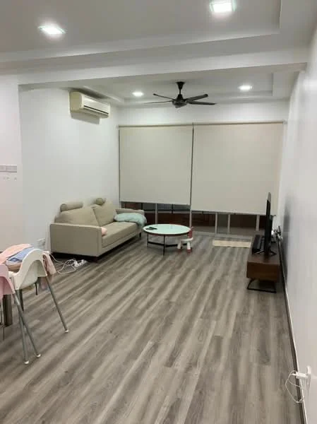 Living features: light grey fabric sofa, round coffee table, wall-mounted TV, wooden TV console, 5-blade ceiling fan with light, 1 wall-mounted split AC, roller blinds on windows, laminate flooring in light wood finish, recessed ceiling lights, decorative wall; style: modern.