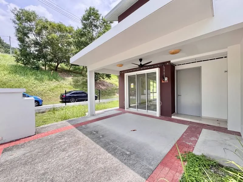 Exterior type: linked terrace house; features: covered porch, sliding glass door, ceiling fan, red brick pathway, concrete flooring, manicured lawn, green hillside view, driveway, single-storey, white painted facade, dark accent wall; style: modern.