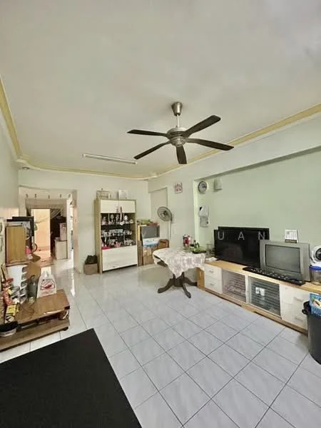 Living features: white painted walls, glossy white tile flooring, 5-blade ceiling fan, wooden coffee table, TV console, wall-mounted TV, open shelving unit, decorative items on shelves, dining table with tablecloth, air conditioning unit; style: modern.