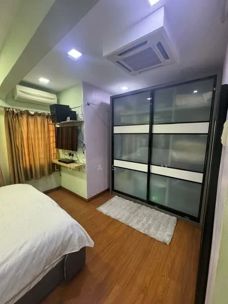Bedroom features: wooden flooring, white painted walls, ceiling-mounted air conditioning unit, 5-blade ceiling fan with light, queen-size bed with white bedding, built-in wardrobe with sliding doors, curtains in warm tones, desk with wall-mounted shelf, area rug, wall-mounted TV; style: modern.