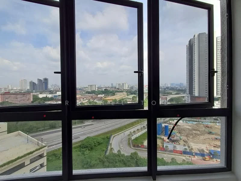 Room features: floor-to-ceiling windows, city skyline view, highway view, construction site view, grey wall, concrete floor, natural light; style: modern; view: city.