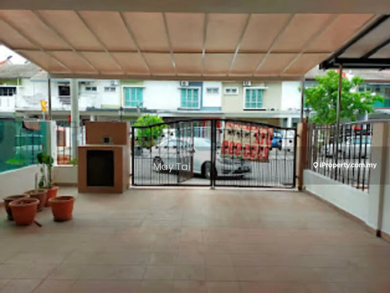 Exterior type: linked terrace house; features: covered patio, tiled flooring, fenced perimeter, manual gate, outdoor grill area, potted plants, street view, parking space; style: modern.