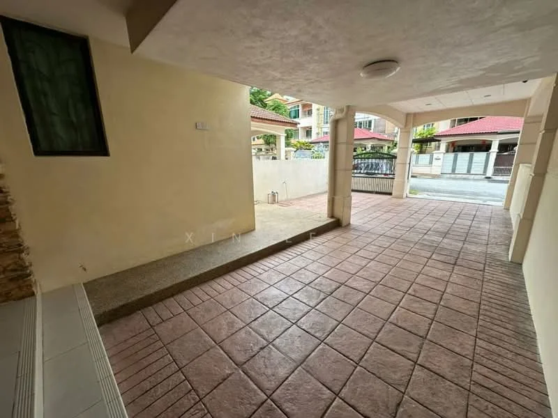 Exterior type: linked terrace house; features: paved flooring, covered car porch, exposed concrete walls, single window, fenced area, manicured garden, surrounded by residential buildings; style: modern.
