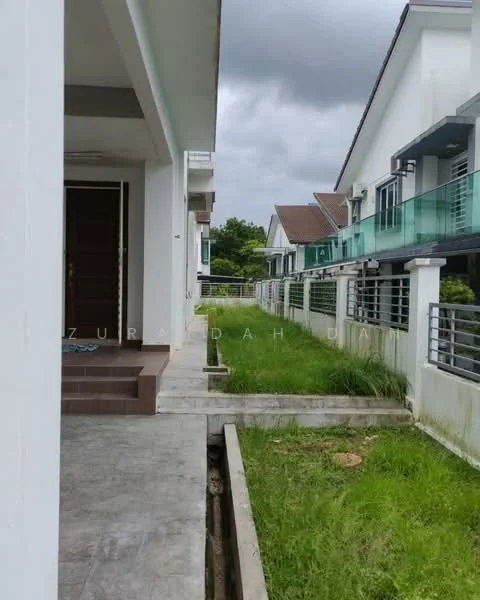Exterior type: linked terrace house; features: white painted facade, flat roof, 2-storey building, manicured lawn, paved walkway, glass balcony railings, visible drainage, surrounded by greenery; style: modern.