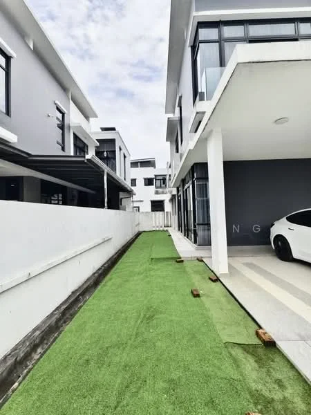 Exterior type: linked terrace house; features: manicured lawn, concrete pathway, white painted facade, two-storey structure, large windows, car porch, surrounded by greenery; style: modern.