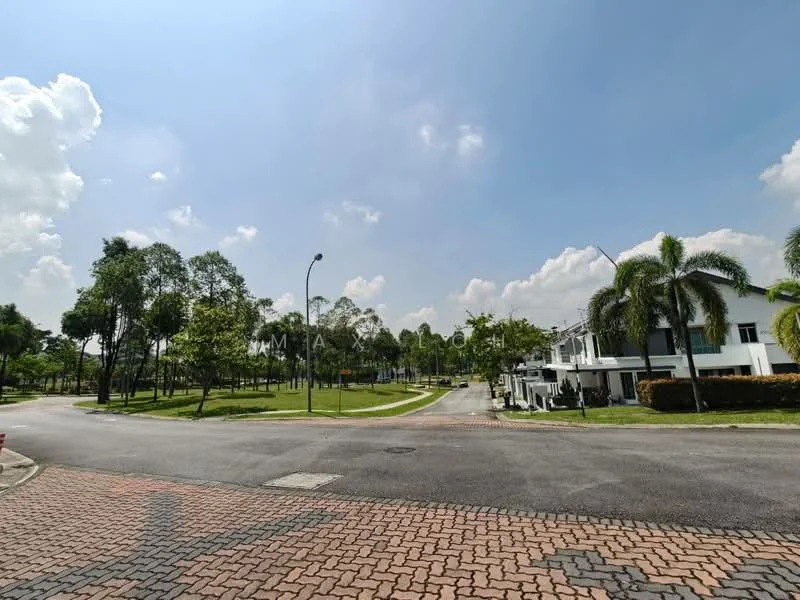 Exterior type: linked terrace house; features: paved road, manicured lawn, mature trees, palm trees, surrounded by greenery, clear blue sky, residential street, two-storey houses; style: modern.