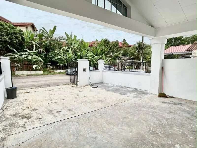 Exterior type: detached bungalow; features: concrete driveway, white painted walls, manicured landscaping with tropical plants, fenced perimeter, open-air parking area, flat roof, street view, adjacent to residential area; style: modern.