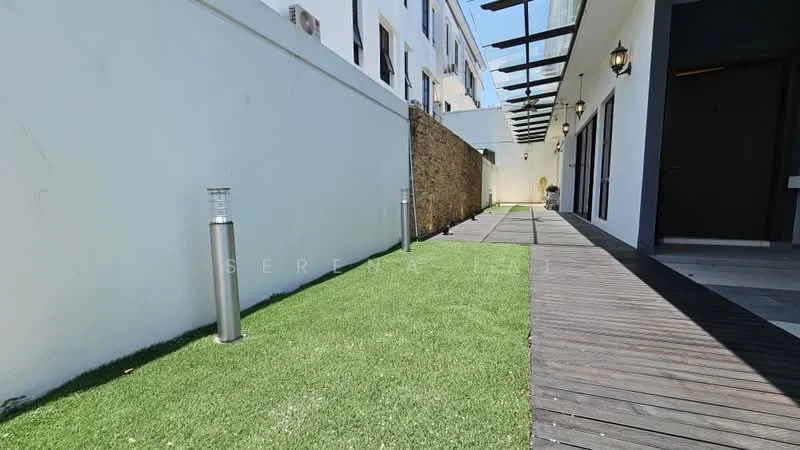 Exterior features: artificial grass lawn, wooden decking, stone wall, outdoor lighting fixtures, covered walkway, white painted walls; style: modern.