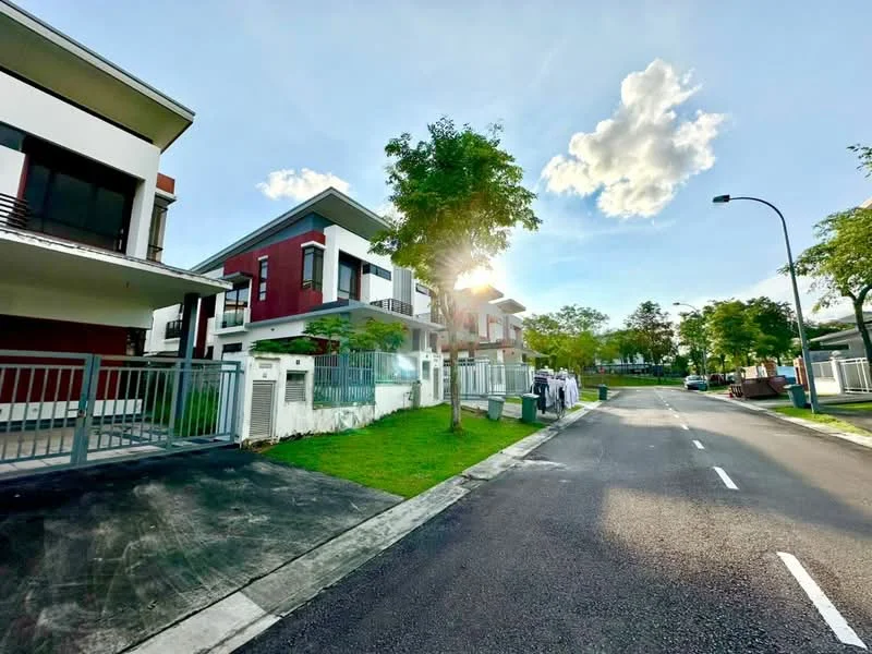 Exterior type: linked terrace house; features: two-storey linked terrace houses, white painted facade, red accent wall, manicured lawn, mature trees, paved walkway, street view, clear blue sky, sunlight filtering through trees; style: modern.