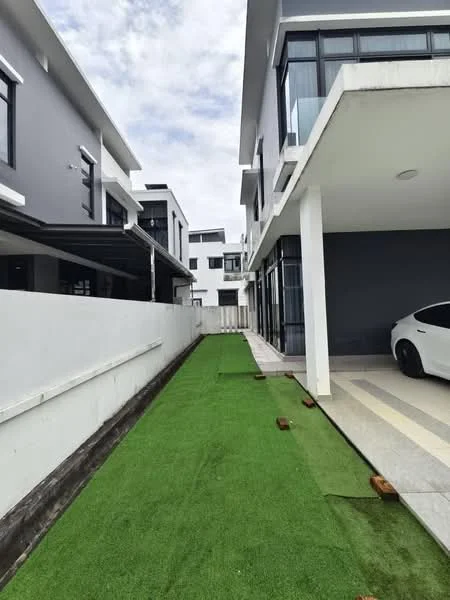 Exterior type: semi-detached house; features: manicured lawn with artificial grass, white painted facade, grey painted facade, two-storey structure, car porch with driveway, covered parking area, large windows, modern architectural design; style: modern.