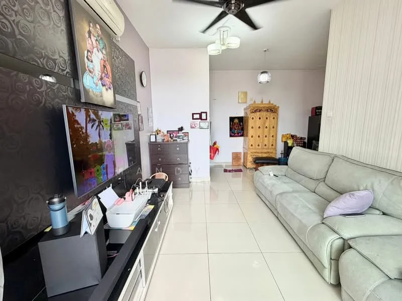 Living features: 3-seater leather sofa in light grey, coffee table, wall-mounted TV, TV console, ceiling fan, recessed downlights, decorative wall art, white painted walls, glossy tile flooring, large window with natural light, area rug, decorative mirror; style: modern.